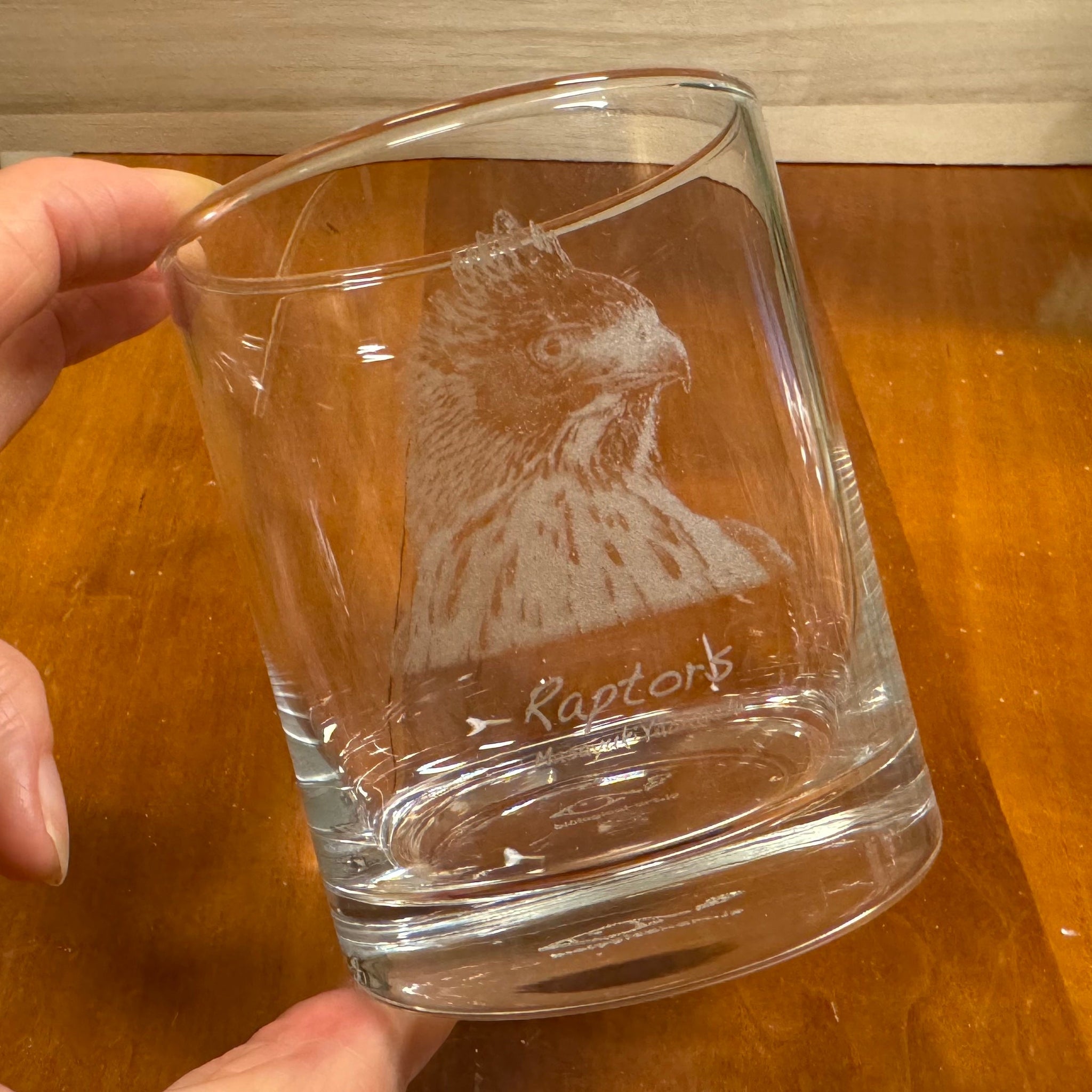 ガラスの彫刻 レーザー彫刻_薮内正幸イラスト_ロックグラス・クマタカ – いきもの